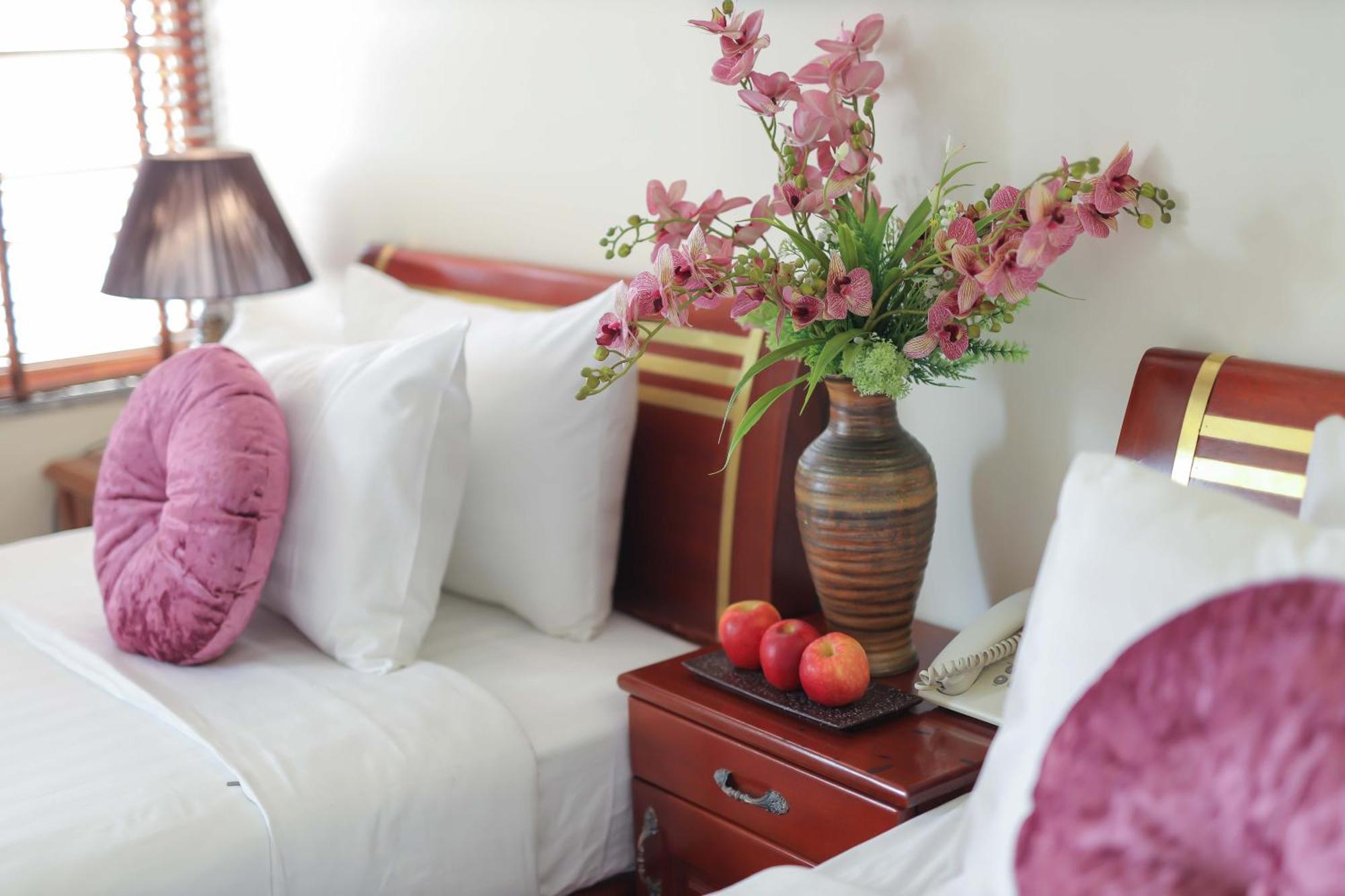 Viet Village Airport Hotel & Restaurants Hanoi Bagian luar foto